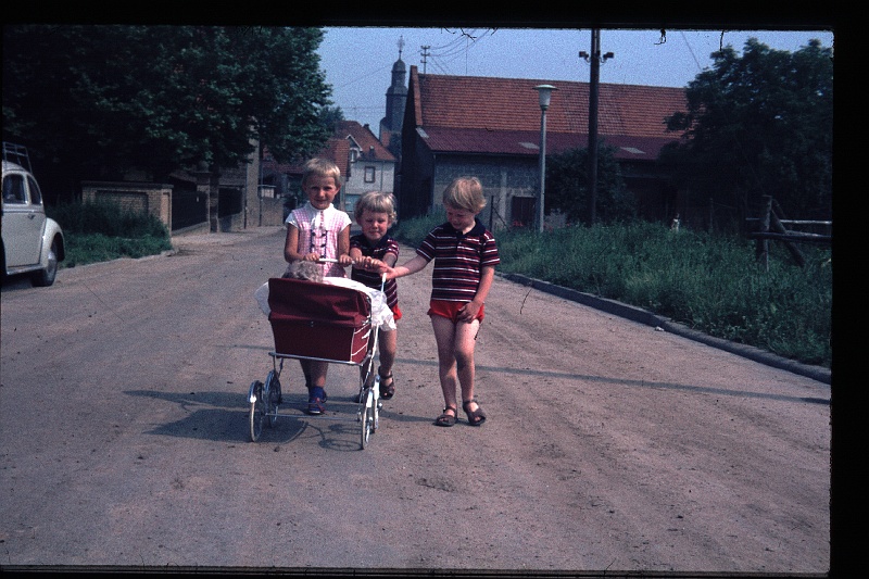24.Gronau jun 1966 Brigitte,Marion.JPG